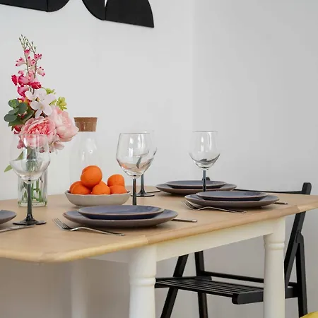 아파트 Comfortable For 4 Guests, Pet Friendly By Renters *